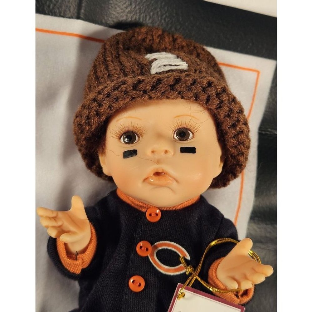 CHICAGO BEARS "MONDAY MORNING QUARTERBACK" 5" RESIN ARTIST DOLL ASHTON-DRAKE-NIB - Picture 3 of 4